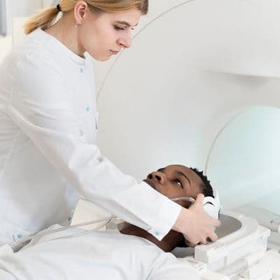 La guía para ir tranquilo a tu resonancia: qué esperar del "túnel" ruidoso