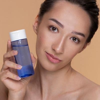 La bruma efecto relleno: ácido hialurónico en spray para una hidratación profunda y sin peso