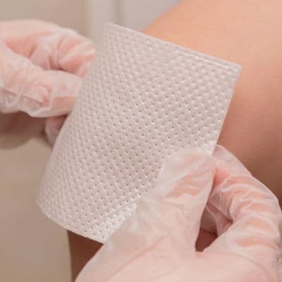 El muro invisible que impide curarte: por qué el biofilm bacteriano estanca tu herida