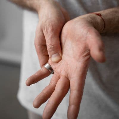 Dedo en resorte o gatillo: Por qué se queda bloqueado y cómo soltarlo