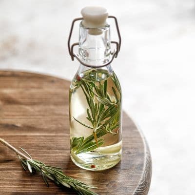 ¿El aceite te aplasta el pelo? Prueba el "agua floral" que no necesita aclarado