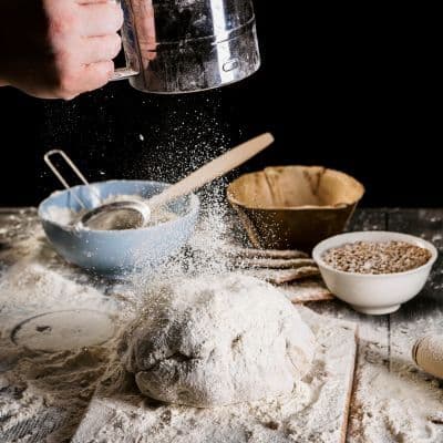 La diferencia real entre polvo de hornear y levadura en la cocina